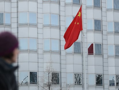 Una mujer camina delante de la Embajada de China en Berlín en una foto de diciembre de 2017, cuando Alemania acusó a China de espionaje y de intentar reclutar agentes.