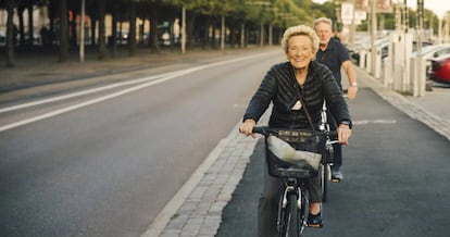 Dos personas circulan en bicicleta.