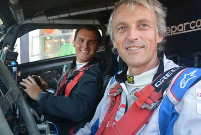 Albert Rivera, candidato de Ciudadanos, se subió a un coche de rallyes con Jesús Calleja, en el programa Planeta Calleja, de Cuatro