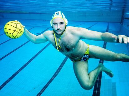Víctor Gutiérrez, bajo el agua en la piscina del Club Canoe.