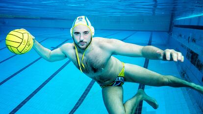 Víctor Gutiérrez, bajo el agua en la piscina del Club Canoe.