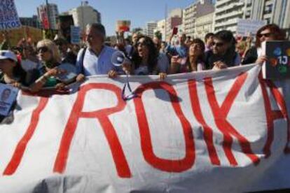 Miles de personas se manifestaron hoy en varias ciudades de Portugal contra las políticas de austeridad y la "troika", en una protesta convocada a nivel europeo que tuvo menor adhesión que otras organizadas también por los indignados lusos. EFE/Archivo