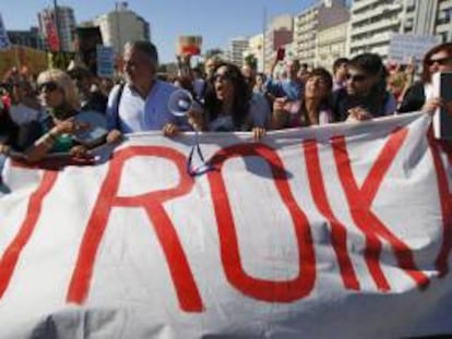 Miles de personas se manifestaron hoy en varias ciudades de Portugal contra las políticas de austeridad y la "troika", en una protesta convocada a nivel europeo que tuvo menor adhesión que otras organizadas también por los indignados lusos. EFE/Archivo