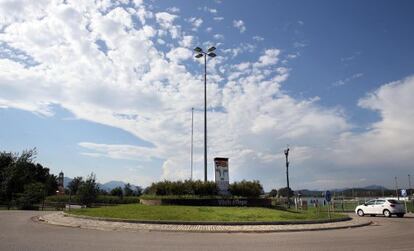Rotonda de Vilobí d'Onyar tras el robo de la bandera 'estelada'.