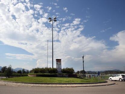 Rotonda de Vilob&iacute; d&#039;Onyar tras el robo de la bandera &#039;estelada&#039;.