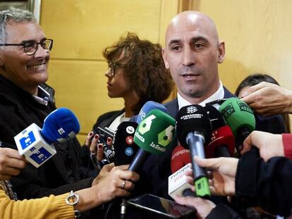 Luis Rubiales atiende a los medios durante un acto en Santander.