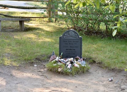 En la tumba de John Belushi, en el cementerio de Abel's Hill en Chilmark, Massachusetts, no hay flores. Lo que le dejan como homenaje al actor son botellas y latas de cerveza.