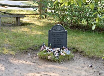 En la tumba de John Belushi, en el cementerio de Abel's Hill en Chilmark, Massachusetts, no hay flores. Lo que le dejan como homenaje al actor son botellas y latas de cerveza.