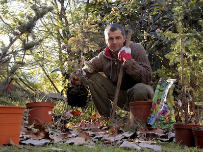 Toni Cantó, en el jardín de su casa madrileña.