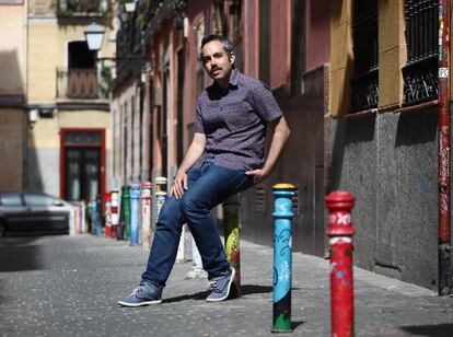 Diego Casado, fundador del periódico local 'Somos Malasaña' en las calles del barrio. 