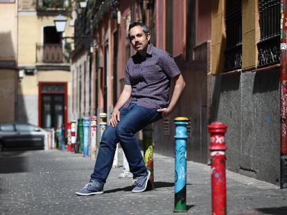 Diego Casado, fundador del periódico local 'Somos Malasaña' en las calles del barrio. 