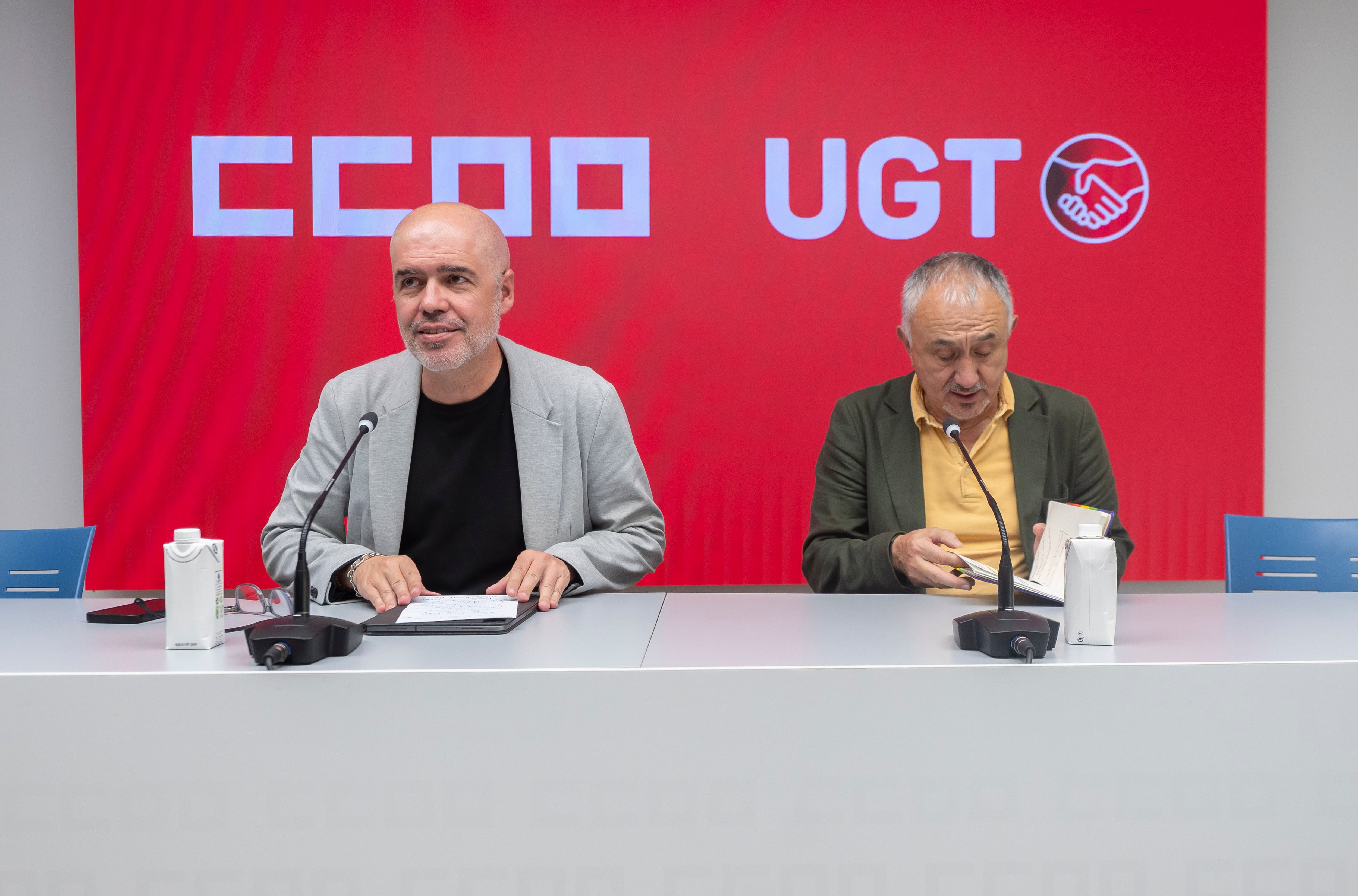 El secretario general de CCOO, Unai Sordo (izquierda) y el secretario general de UGT, Pepe Álvarez (derecha), tras la reunión de las Ejecutivas de los dos sindicatos. 