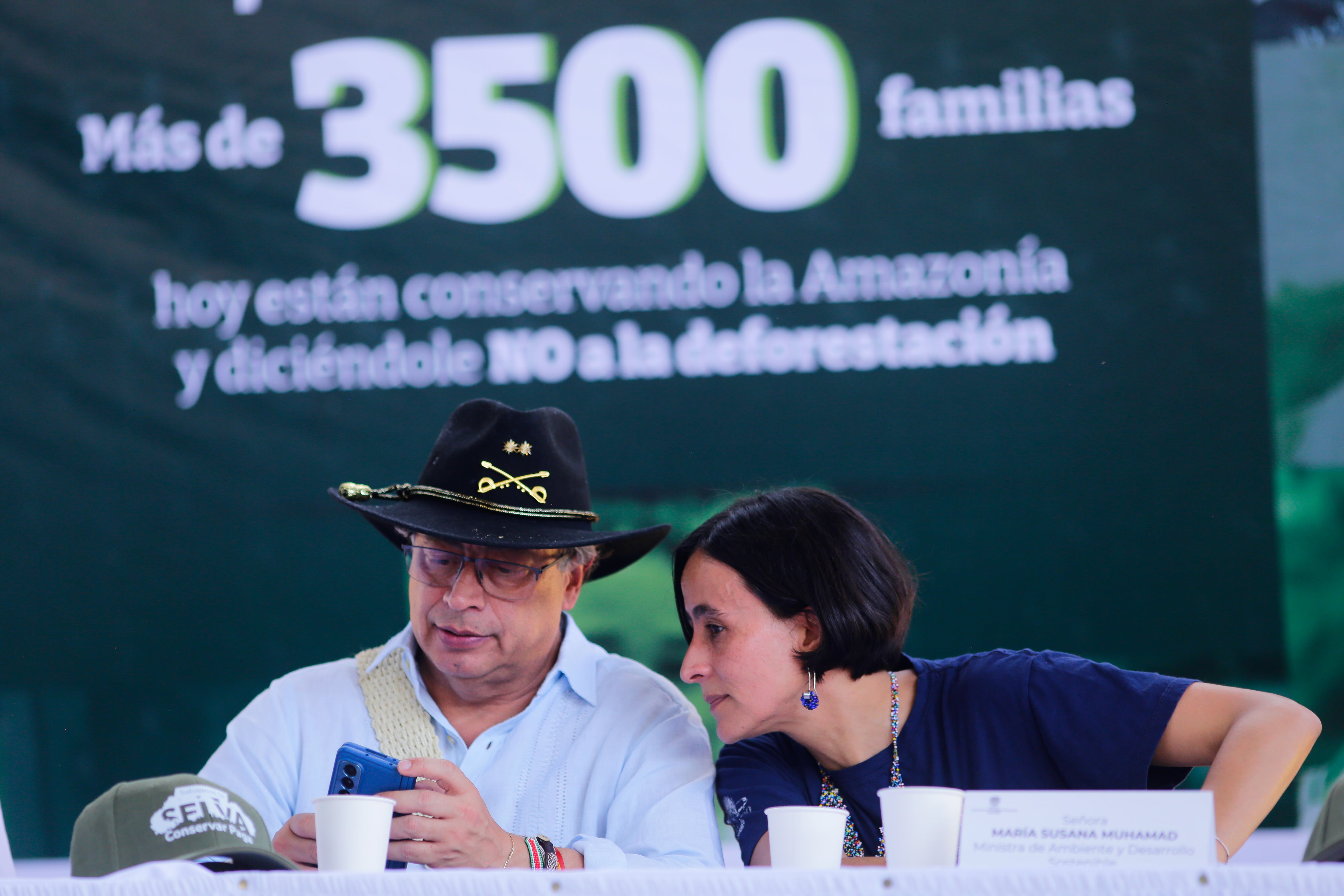 Gustavo Petro y Susana Muhamad ojean el teléfono móvil del presidente durante el evento.