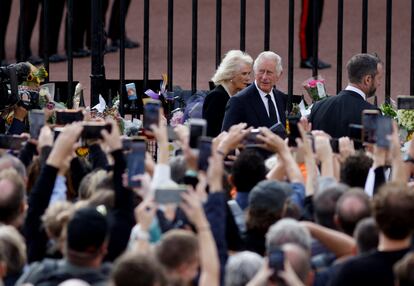 Los reyes Carlos Camila, a su llegada al palacio de Buckingham en Londres. 