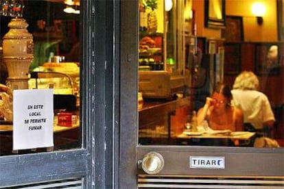 Entrada de un local que permite fumar en Palma de Mallorca.