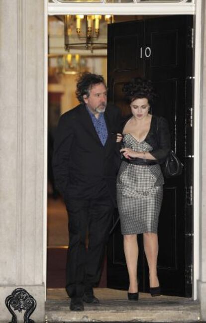 Helena Bonham Carter y Tim Burton en febrero de 2012, saliendo de una fiesta en Downing Street, 10.