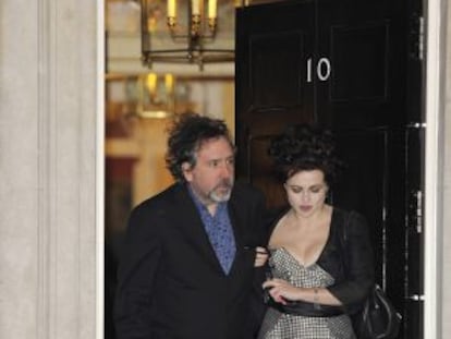 Helena Bonham Carter y Tim Burton en febrero de 2012, saliendo de una fiesta en Downing Street, 10.