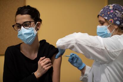 Una profesional sanitaria recibe la segunda dosis de la vacuna Pfizer un centro de atención primaria de Barcelona.