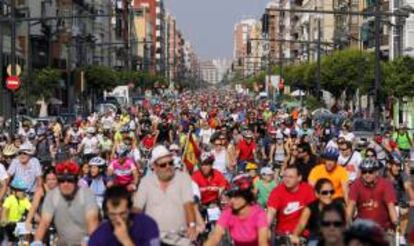 Participantes en la decimosexta edición del Día de la Bicicleta de Valencia, una prueba de 10 kilómetros de recorrido que va desde La Alameda al circuito de la F-1 y regreso al céntrico paseo.