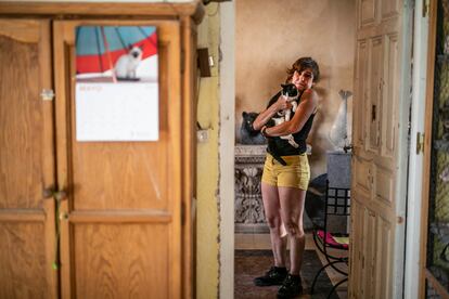 Raquel Pau cuida de unos 80 gatos de las calles de Madrid. Como ella, hay miles de voluntarias acreditadas en el país.