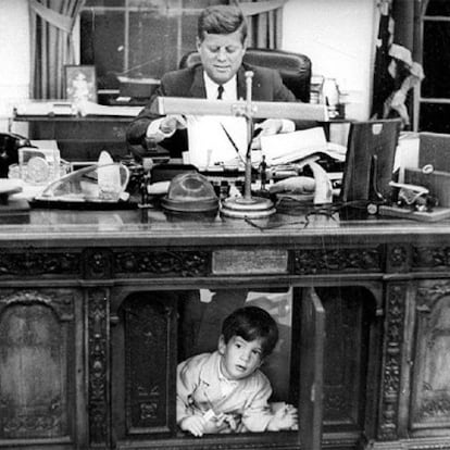 John F. Kennedy, trabajando en su despacho de la Casa Blanca y a sus pies su hijo John John.