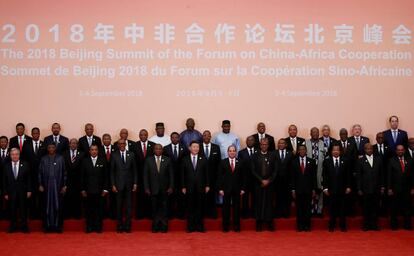 El presidente chino, Xi Jinping, posa para la foto de familia de la última edición del Foro de Cooperación China-Africa (Focac), un encuentro que tradicionalmente se ha celebrado de forma trienal y en el que China y los distintos Estado africanos estrechan vínculos de amistad, como explica la propia página web del foro. Tanto China como el continente africano son territorios vetados a la promoción de las mujeres a las cúspides del poder político. Burundi y Liberia son los únicos países de África que han tenido una mujer presidenta. Sylvie Kinigi accedió a la jefatura de Estado del primero de estos países tras el asesinato a manos de insurgentes tutsi de Melchor Ndadaye, el primer presidente hutu de la historia del país. Kinigi, tutsi también, formaba parte de la minoría tutsi en el Ejecutivo de Ndadaye, pero logró no obstante organizar un efímero Gabinete que gobernó en funciones durante unos meses antes de ceder el testigo a un nuevo presidente hutu. En Liberia, Ellen Johnson-Sirleaf se convirtió en 2006 en la primera mujer presidenta de África elegida tras unas elecciones. Gobernó hasta el pasado enero y fue Premio Nobel de la Paz en 2011.