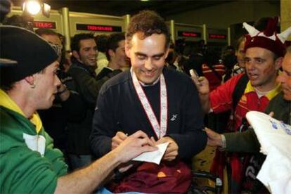 Juan Carlos Pastor firma autógrafos en el aeropuerto de Barajas tras ganar el Mundial.