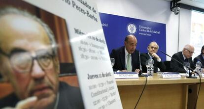 Miquel Roca, el exministro Tom&aacute;s de la Quadra-Salcedo y P&eacute;rez Llorca esta ma&ntilde;ana durante el homenaje a Peces-Barba.