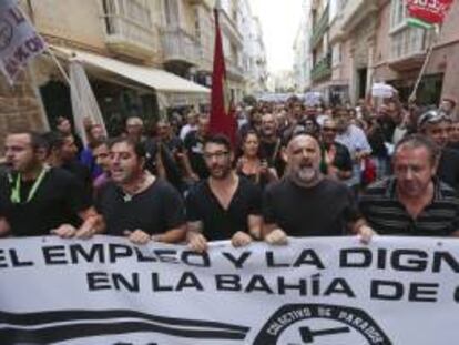 Más de un millar de personas, convocadas por el colectivo "Parados del metal" de Cádiz, han recorrido hoy las calles de la capital gaditana en una marcha con la que han reclamado a los políticos que actúen para parar el declive laboral de la provincia con más paro de España.