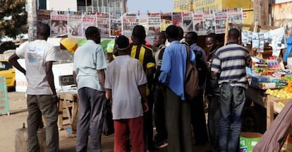 Ciudadanos senegaleses miran la prensa tras la publicaci&oacute;n de los resultados de la primera vuelta de las elecciones presidenciales. 