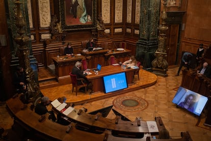 Ada Colau durante una sesión plenaria del consejo municipal del Ayuntamiento de Barcelona