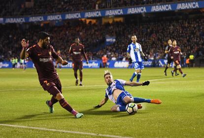 Luis Suarez es bloqueado por Luisinho , del Deportivo de la Coruña.