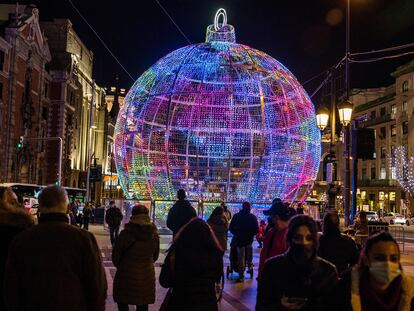 Luces de Navidad al inicio de Gran Vía, frente al edificio Metrópolis, en el centro de Madrid.