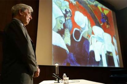 Mario Vargas Llosa, ayer, en el Museo Thyssen-Bornemisza, ante una proyección de <i>Visión del sermón.</i>