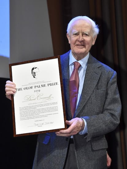 John le Carré, tras recibir el Premio Olof Palme “por su participación y opinión humanista en forma literaria sobre la libertad del individuo y los temas fundamentales de la humanidad” en Estocolmo, el 30 de enero de 2020.