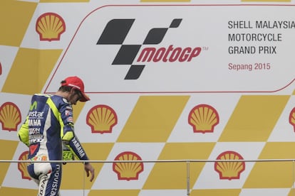 Valentino Rossi puja al podi de Sepang, on ha acabat tercer