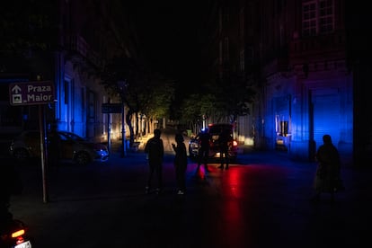 Efectivos de la Policía Local atienden una llamada de emergencia anoche durante el apagón eléctrico en Ourense.
