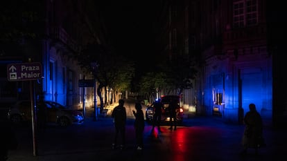 Efectivos de la Policía Local atienden una llamada de emergencia anoche durante el apagón eléctrico en Ourense.