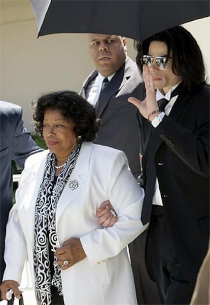 El cantante y su madre, Katherine, a la salida de la corte del tribunal.