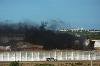 Una zona de la cárcel de Alcacuz incendiada por los reclusos durante un enfrentamiento entre pandillas mientras nuevos combates estallan entre los reclusos en el Centro Penitenciario de Alcacuz, cerca de Natal, en Río Grande do Norte (Brasil).