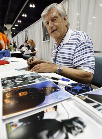 David Prowse, que interpreta a Darth Vader.