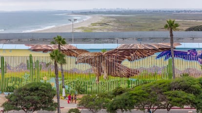 Panorámica del mural "Abrazo Mutuo" pintado en la frontera de Tijuana y San Diego por  por el artista Alfredo "Libre" Gutiérrez.