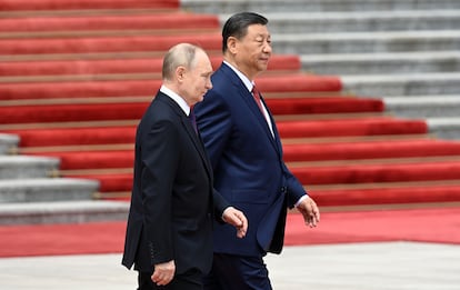 El presidente ruso, Vladímir Putin junto a su homólogo chino, Xi Jinping, este jueves a su llegada a Pekín. 