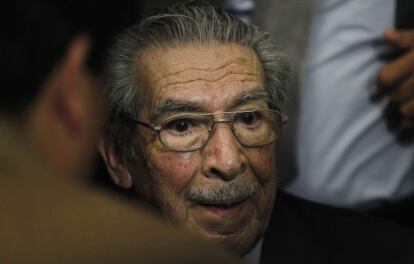 Ríos Montt rodeado de periodistas tras recibir su sentencia de cárcel.