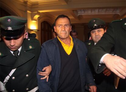 El ex soldado José Paredes sale escoltado por los carabineros del tribunal donde fue interrogado ayer.