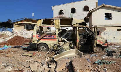 Una ambulancia dañada este martes tras un bombardeo cerca de Alepo.