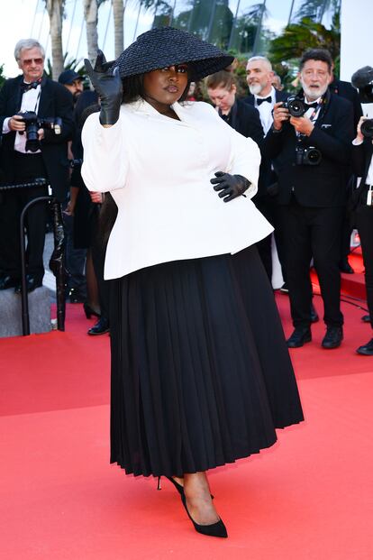 Vestir con el 'look' de posguerra con el que Dior cinceló la silueta femenina de los años cuarenta y cincuenta (el estudiado New Look) para posar sobre una alfombra roja puede no parecer la solución más obvia, pero la cantante y modelo Yseult triunfó en el estreno de 'Megalópolis', el últimolargometraje de Francis Ford Coppola, en La Croisette, con un conjunto de chaqueta blanca y falda negra, de Dior.