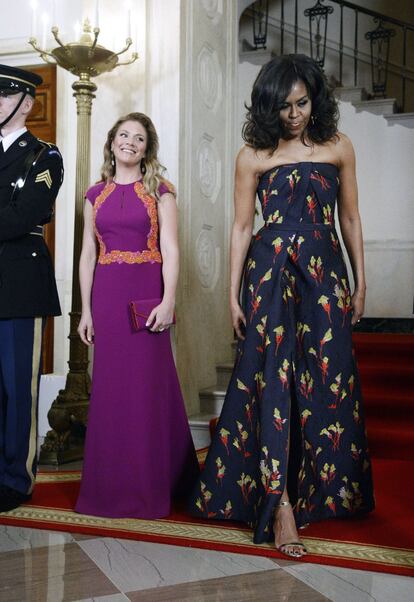 La primera dama de Estados Unidos, Michelle Obama (derecha), junto a la primera dama de Canadá, Sophie Gregoire-Trudeau momentos antes de la cena en la Casa Blanca.