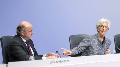 Christine Lagarde, presidenta del BCE, junto al vicepresidente de la institución Luis de Guindos