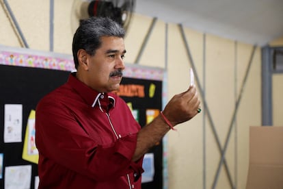 El presidente, Nicolás Maduro, al emitir su voto esta mañana en Caracas.